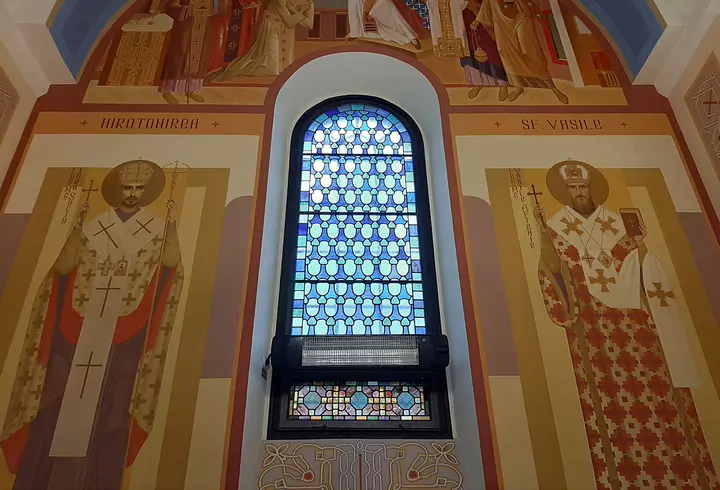 Caz revoltător la un hotel din Mamaia, unde se află în carantină 523 de oameni: mâncare expirată, pusă în vase pline cu mucegai