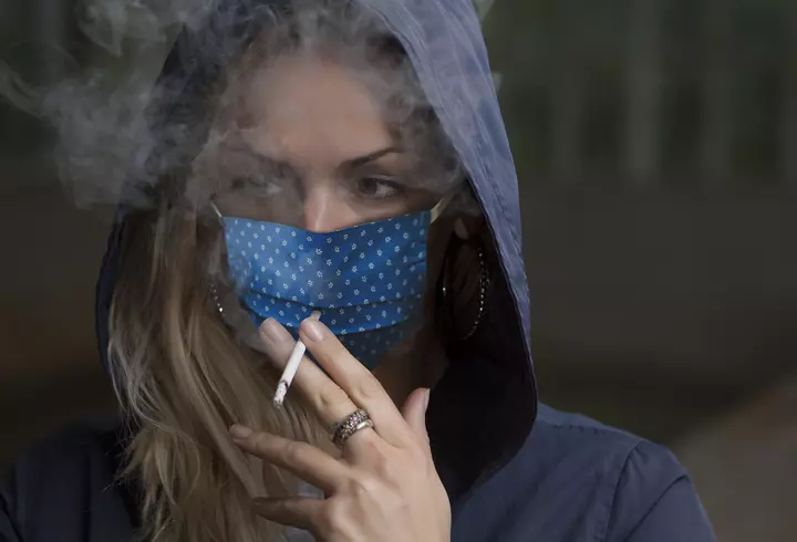 Studiu: Coronavirusul se poate răspândi de pe tălpile pantofilor și prin expirație, până la 4 metri