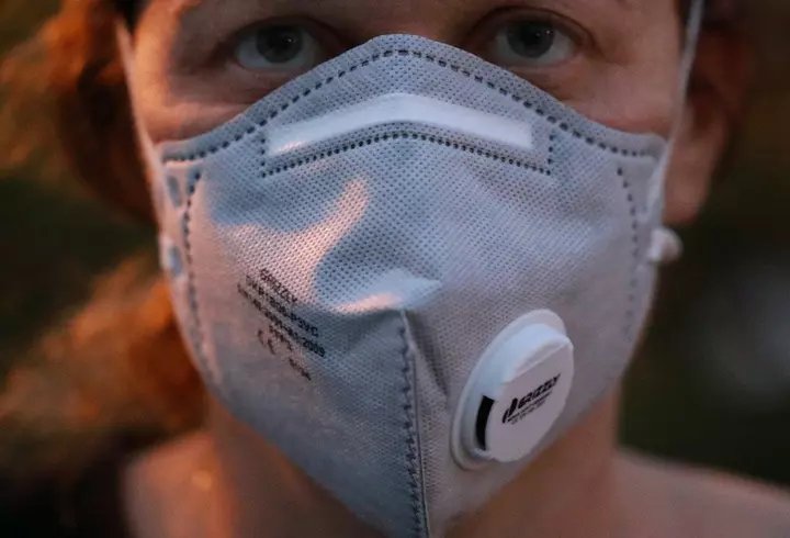 Un medic pneumolog ne învață cum să ne igienizăm nasul și gâtul acasă, pentru a preîntâmpina infectarea cu COVID-19. Atenție: unele remedii naturiste cresc șansele de a contacta virusul!