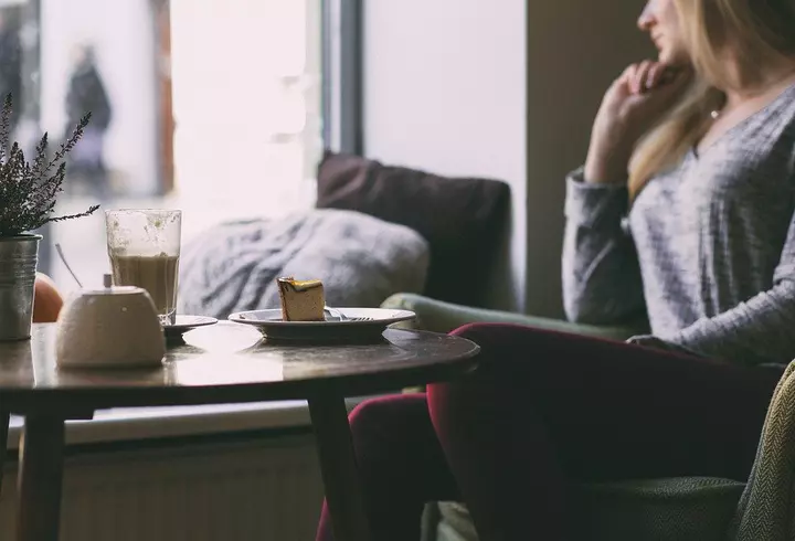 Caz revoltător la un hotel din Mamaia, unde se află în carantină 523 de oameni: mâncare expirată, pusă în vase pline cu mucegai