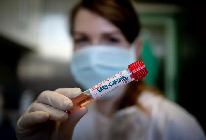 În timp ce țara se teme de coronavirus, Dragoș Bucur s-a izolat din cauza din cauza altei boli contagioase. A făcut varicelă la 42 de ani