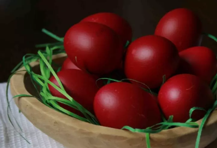 Studiu: Coronavirusul se poate răspândi de pe tălpile pantofilor și prin expirație, până la 4 metri