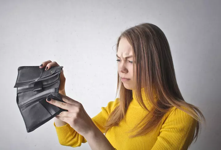 Caz revoltător la un hotel din Mamaia, unde se află în carantină 523 de oameni: mâncare expirată, pusă în vase pline cu mucegai