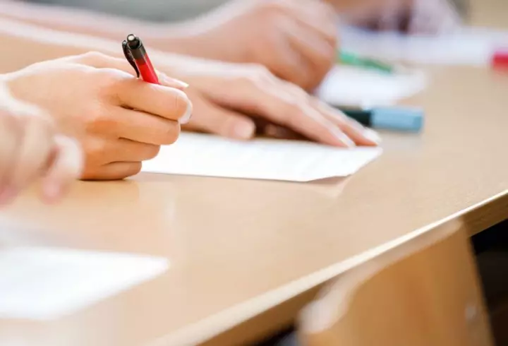 Un medic pneumolog ne învață cum să ne igienizăm nasul și gâtul acasă, pentru a preîntâmpina infectarea cu COVID-19. Atenție: unele remedii naturiste cresc șansele de a contacta virusul!