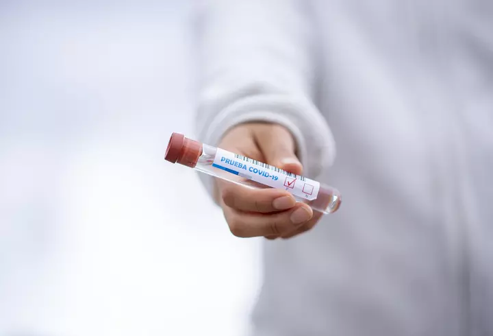 Un medic pneumolog ne învață cum să ne igienizăm nasul și gâtul acasă, pentru a preîntâmpina infectarea cu COVID-19. Atenție: unele remedii naturiste cresc șansele de a contacta virusul!