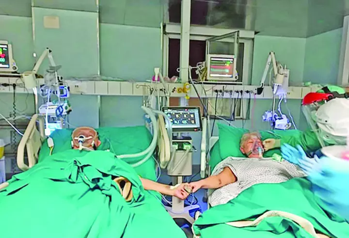 Studiu: Coronavirusul se poate răspândi de pe tălpile pantofilor și prin expirație, până la 4 metri