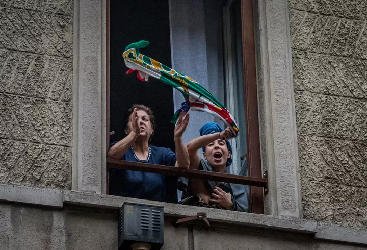 Caz revoltător la un hotel din Mamaia, unde se află în carantină 523 de oameni: mâncare expirată, pusă în vase pline cu mucegai