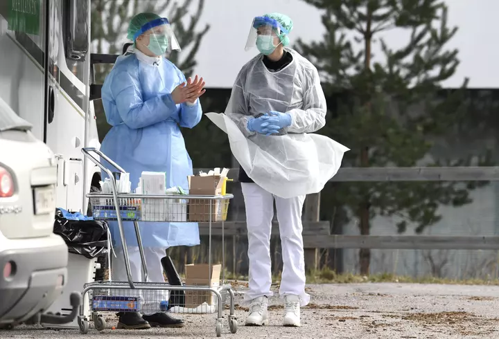 Un medic pneumolog ne învață cum să ne igienizăm nasul și gâtul acasă, pentru a preîntâmpina infectarea cu COVID-19. Atenție: unele remedii naturiste cresc șansele de a contacta virusul!