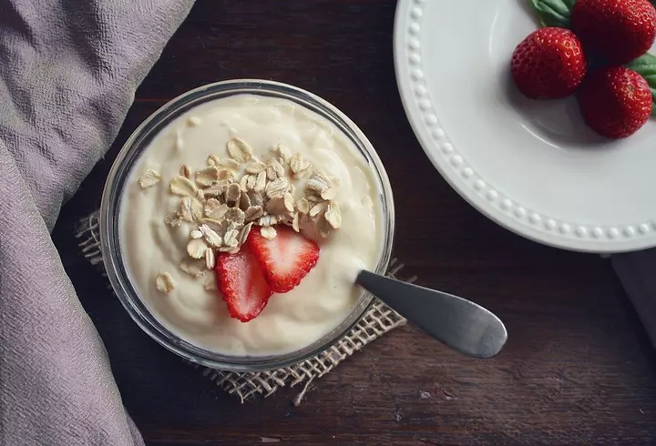 Caz revoltător la un hotel din Mamaia, unde se află în carantină 523 de oameni: mâncare expirată, pusă în vase pline cu mucegai