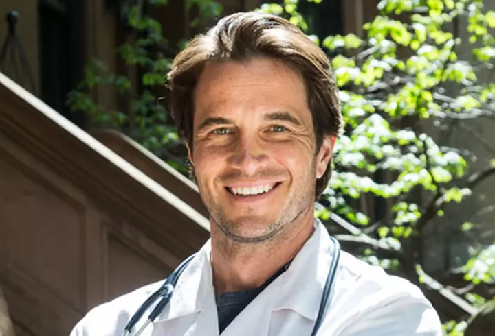 Studiu: Coronavirusul se poate răspândi de pe tălpile pantofilor și prin expirație, până la 4 metri