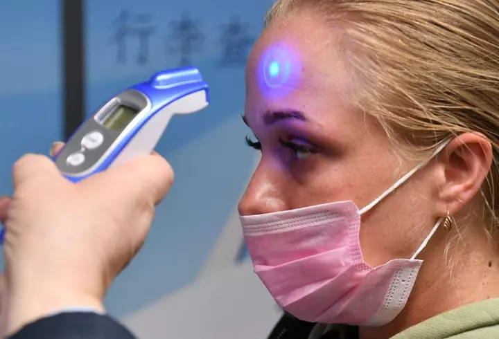 Caz revoltător la un hotel din Mamaia, unde se află în carantină 523 de oameni: mâncare expirată, pusă în vase pline cu mucegai