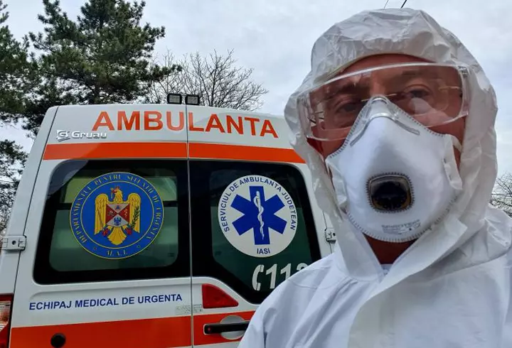 În timp ce țara se teme de coronavirus, Dragoș Bucur s-a izolat din cauza din cauza altei boli contagioase. A făcut varicelă la 42 de ani