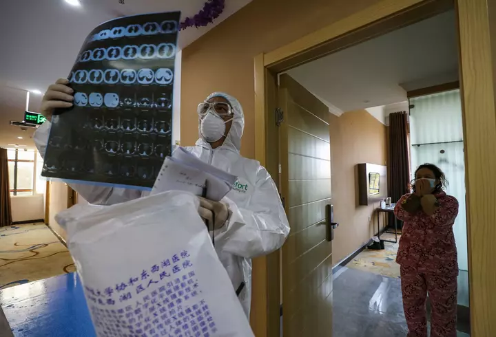 Marcel Vela, declarație tranșantă despre sancțiuni, începând cu 15 mai: ”Cine nu are mască și strănută poate avea dosar penal”. Ulterior, a făcut o rectificare