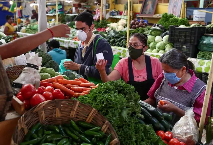 Studiu: Coronavirusul se poate răspândi de pe tălpile pantofilor și prin expirație, până la 4 metri