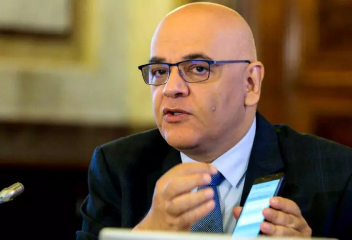 Caz revoltător la un hotel din Mamaia, unde se află în carantină 523 de oameni: mâncare expirată, pusă în vase pline cu mucegai