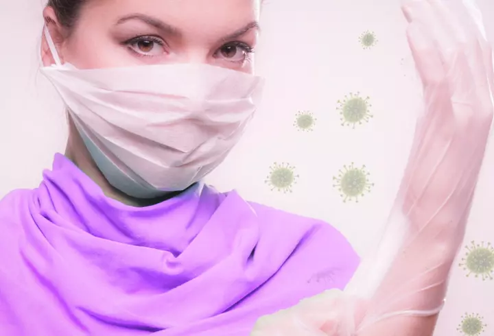 Caz revoltător la un hotel din Mamaia, unde se află în carantină 523 de oameni: mâncare expirată, pusă în vase pline cu mucegai