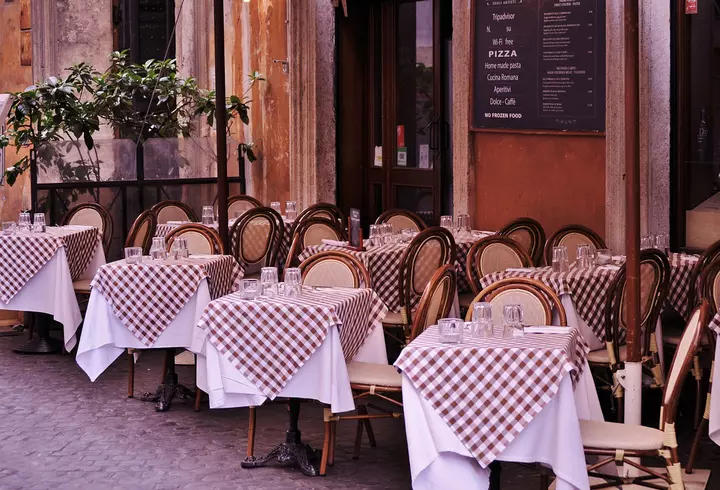 Când se redeschid mall-urile. Ministrul Economiei a făcut anunțul: "Vrem să aducem viața la normalitate mai repede"