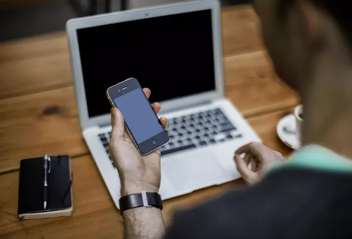 (P) Beauty news AVON: trenduri în machiaj și noutăți parfumate pentru vara 2020