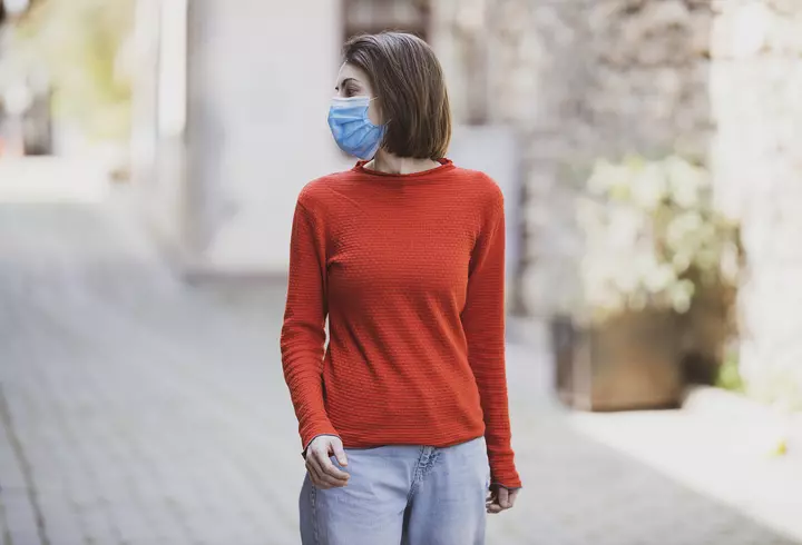 Surpriză uriașă! Cine este, de fapt, bătrâna de pe panourile LGBTQ, din România, care afișează mesajul „Numele meu este Maria și sunt bisexuală”