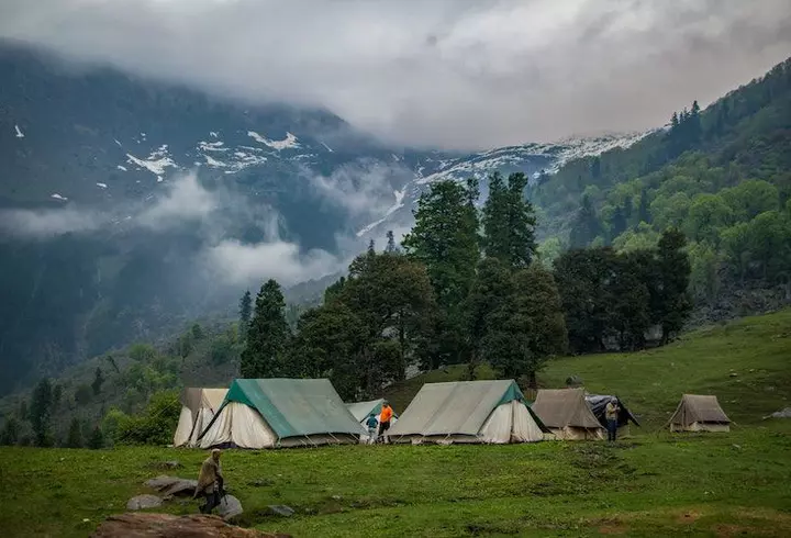 (P) Beauty news AVON: trenduri în machiaj și noutăți parfumate pentru vara 2020