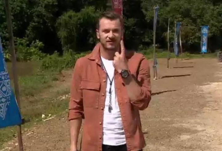 O mai ții minte pe Adina, fetița de la Glina, care trăiește lângă groapa de gunoi? La 14 ani, a ajuns model internațional și va prezenta moda la New York