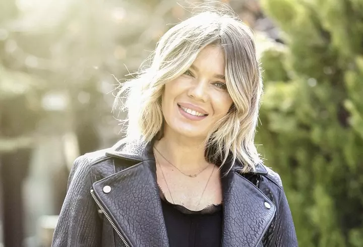 O mai ții minte pe Adina, fetița de la Glina, care trăiește lângă groapa de gunoi? La 14 ani, a ajuns model internațional și va prezenta moda la New York