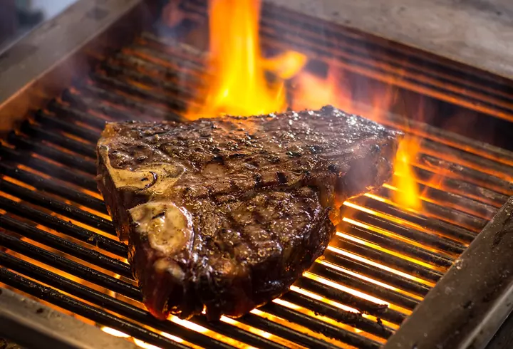 Tagliatelle cu creveți, ciuperci și sos rosé cremos