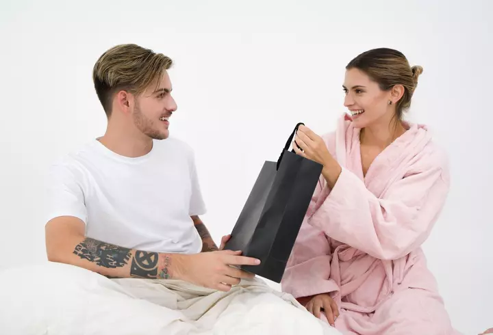 (P) Beauty news AVON: trenduri în machiaj și noutăți parfumate pentru vara 2020