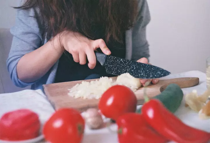 (P) Beauty news AVON: trenduri în machiaj și noutăți parfumate pentru vara 2020