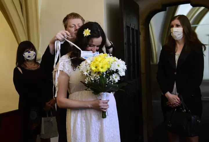 Coronavirusul produce 5 tipuri de iritații ale pielii, care i-au șocat pe medici. Ce înseamnă "Degetul COVID" și cum arată