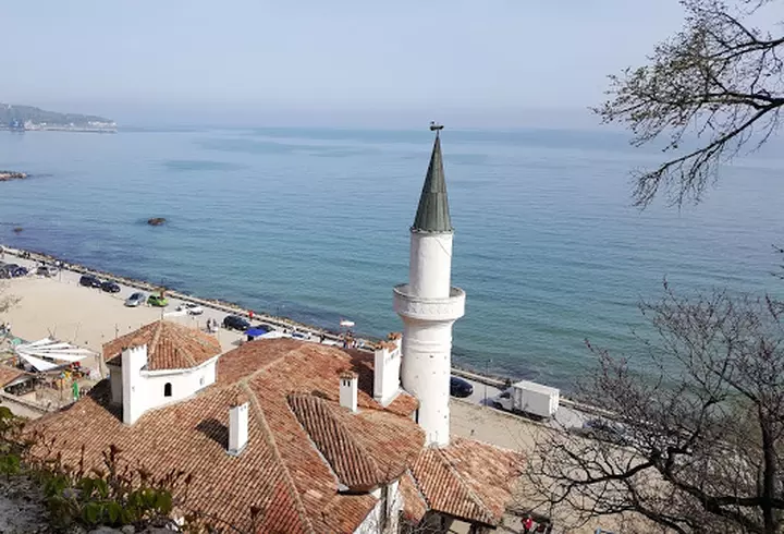 Surpriză uriașă! Cine este, de fapt, bătrâna de pe panourile LGBTQ, din România, care afișează mesajul „Numele meu este Maria și sunt bisexuală”