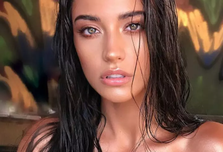 Un nou studiu arată că distanța socială de 2 metri ar putea să NU fie suficientă: "Picăturile de salivă ar putea ajunge până la 5 metri distanță în numai 5 secunde"