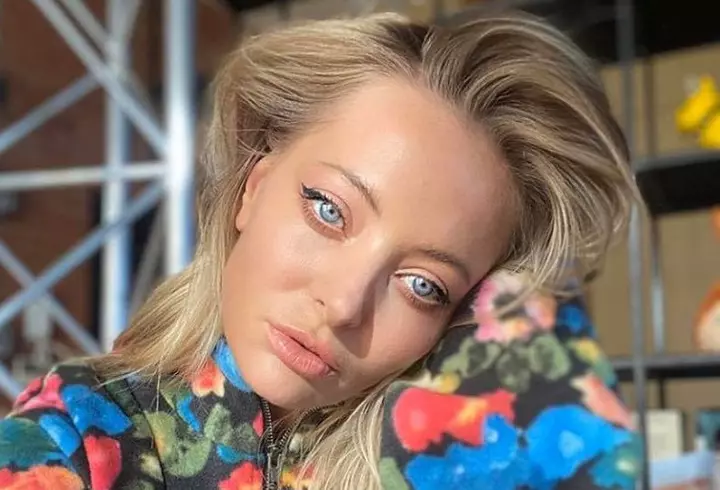 Un nou studiu arată că distanța socială de 2 metri ar putea să NU fie suficientă: "Picăturile de salivă ar putea ajunge până la 5 metri distanță în numai 5 secunde"