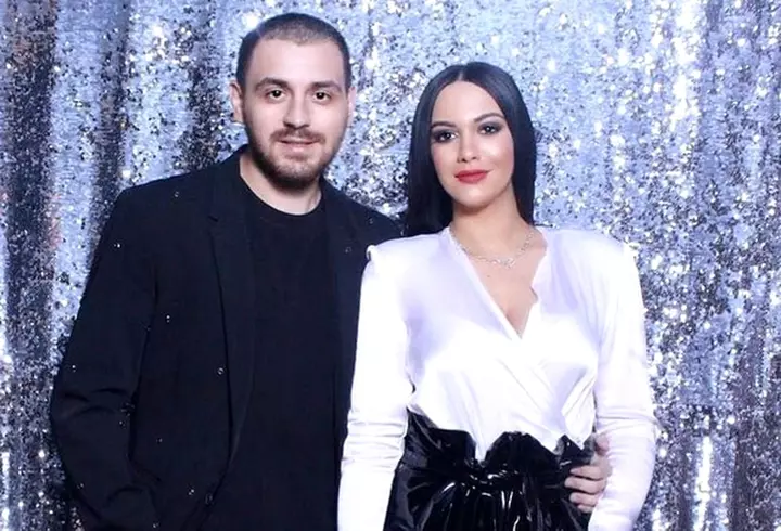 Un nou studiu arată că distanța socială de 2 metri ar putea să NU fie suficientă: "Picăturile de salivă ar putea ajunge până la 5 metri distanță în numai 5 secunde"