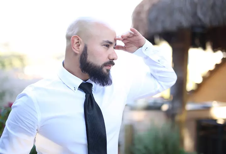 Surpriză uriașă! Cine este, de fapt, bătrâna de pe panourile LGBTQ, din România, care afișează mesajul „Numele meu este Maria și sunt bisexuală”