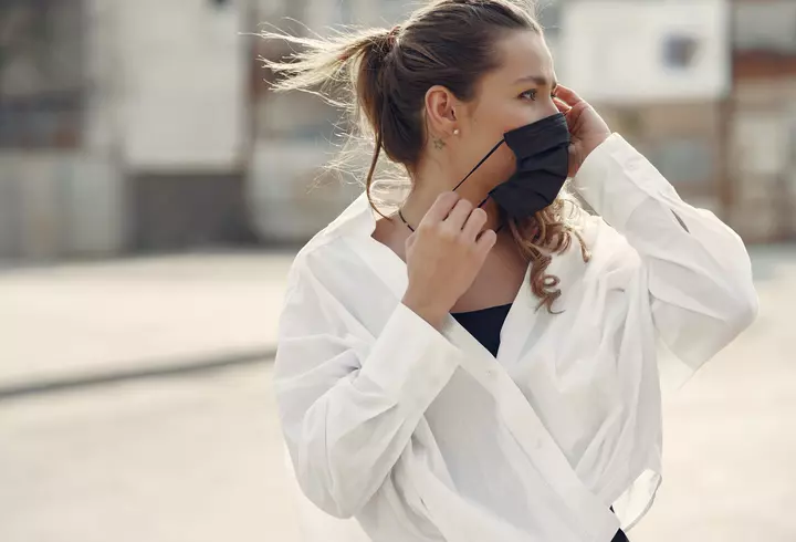 Focar de COVID-19 la Fan Courier, cea mai importantă firmă de curierat, din România! Opinia lui Raed Arafat: "Riscul ca prin colete să se transmită…"