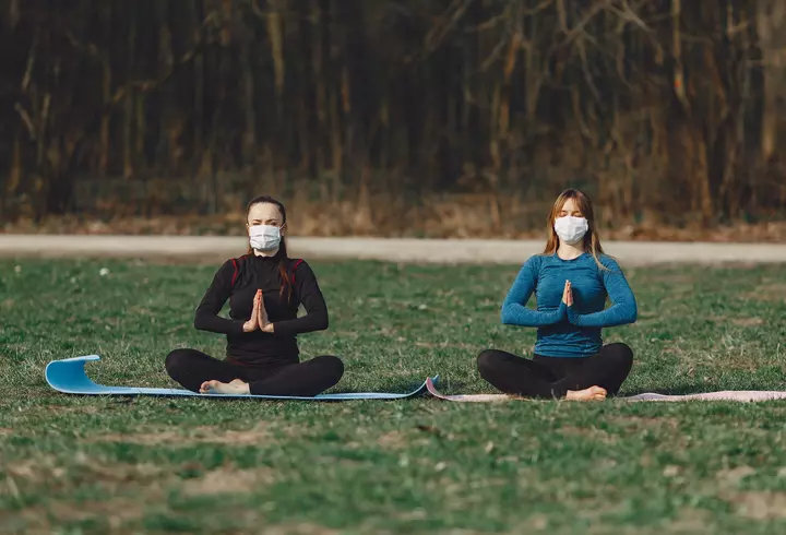 Surpriză uriașă! Cine este, de fapt, bătrâna de pe panourile LGBTQ, din România, care afișează mesajul „Numele meu este Maria și sunt bisexuală”