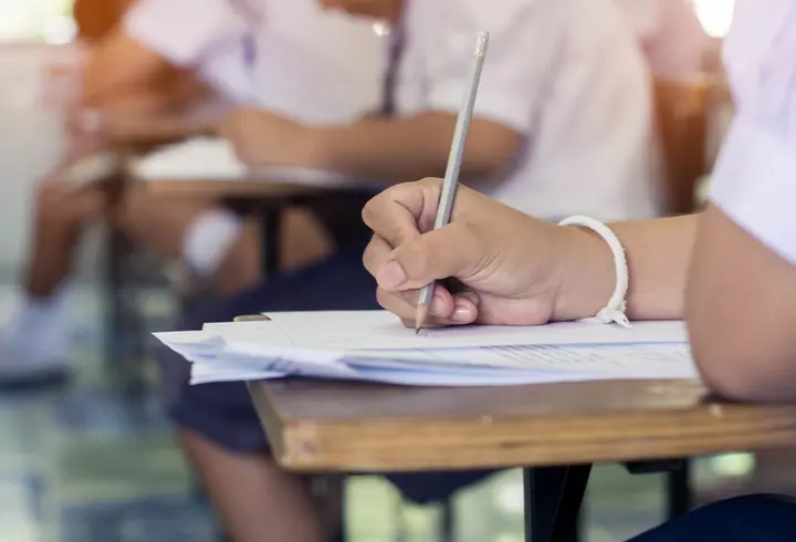 Surpriză uriașă! Cine este, de fapt, bătrâna de pe panourile LGBTQ, din România, care afișează mesajul „Numele meu este Maria și sunt bisexuală”