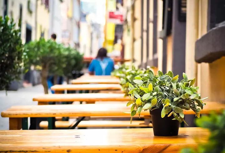 Focar de COVID-19 la Fan Courier, cea mai importantă firmă de curierat, din România! Opinia lui Raed Arafat: "Riscul ca prin colete să se transmită…"