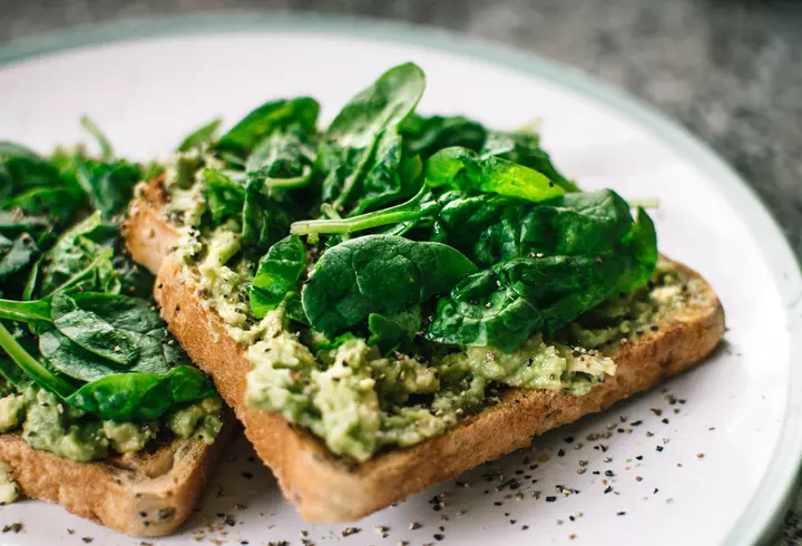 Surpriză uriașă! Cine este, de fapt, bătrâna de pe panourile LGBTQ, din România, care afișează mesajul „Numele meu este Maria și sunt bisexuală”