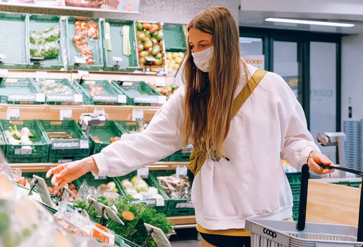 Focar de COVID-19 la Fan Courier, cea mai importantă firmă de curierat, din România! Opinia lui Raed Arafat: "Riscul ca prin colete să se transmită…"