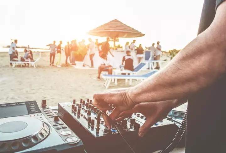 Caz impresionant la Oradea. O fetiță de 12 ani bolnavă de COVID-19 s-a internat singură la spital, pentru a-și proteja mama bolnavă de cancer