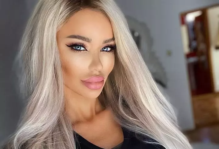 Cum arată Dana Rogoz în costum de baie, la o lună și jumătate de când a născut! Vedeta este într-o formă fizică de invidiat: "Ai abdomenul plat"