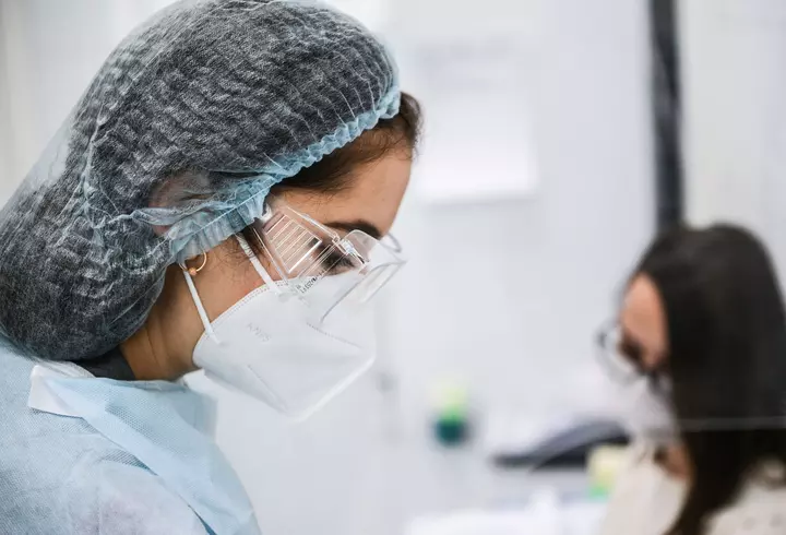 Caz impresionant la Oradea. O fetiță de 12 ani bolnavă de COVID-19 s-a internat singură la spital, pentru a-și proteja mama bolnavă de cancer