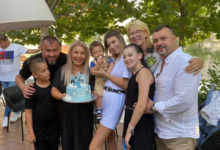 Cum arată Katy Perry, la cinci zile după ce a născut. S-a fotografiat în lenjerie intimă și nu a modificat deloc imaginea în Photoshop