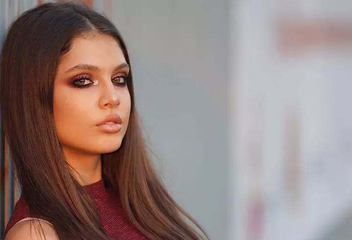 O mai ții minte pe Adina, fetița de la Glina, care trăiește lângă groapa de gunoi? La 14 ani, a ajuns model internațional și va prezenta moda la New York