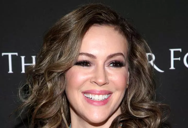 O mai ții minte pe Adina, fetița de la Glina, care trăiește lângă groapa de gunoi? La 14 ani, a ajuns model internațional și va prezenta moda la New York