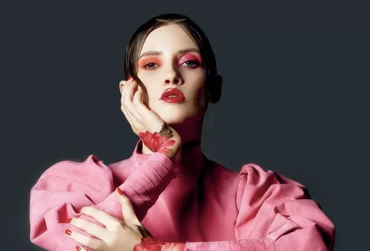 O mai ții minte pe Adina, fetița de la Glina, care trăiește lângă groapa de gunoi? La 14 ani, a ajuns model internațional și va prezenta moda la New York