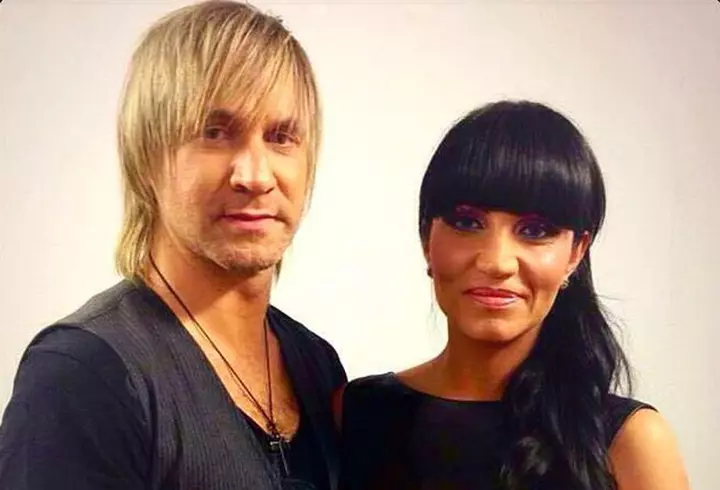 O mai ții minte pe Adina, fetița de la Glina, care trăiește lângă groapa de gunoi? La 14 ani, a ajuns model internațional și va prezenta moda la New York