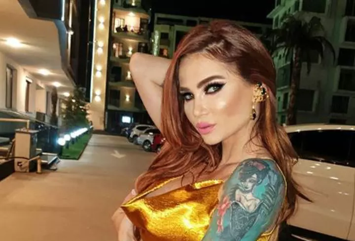 O mai ții minte pe Adina, fetița de la Glina, care trăiește lângă groapa de gunoi? La 14 ani, a ajuns model internațional și va prezenta moda la New York